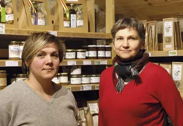 Catherine de la Rue du Can, apicultrice et co-gérante du Comptoir Régordane et Claire Allays, sa nouvelle gérante.