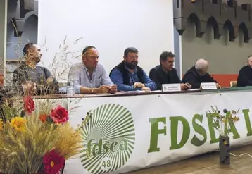 Président de la section laitière de la FDSEA 48, Sébastien Durand (à droite) a présenté le rapport des différentes sections du syndicat.