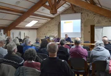 Henri Clément (au micro) est président du syndicat apicole lozérien.