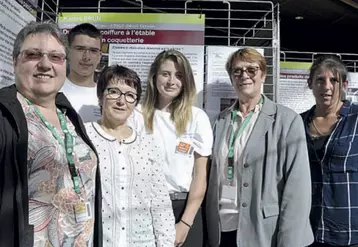 Claire Merland, au premier plan, aux côtés de Christiane Lambert, et de Jacqueline Cottier, présidente de la Commission nationale des agricultrices, accompagnés des jeunes du lycée du Breuil-sur-Couze.