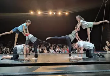 Entre spectacle et activité physique, les arts du cirque attirent beaucoup de jeunes.