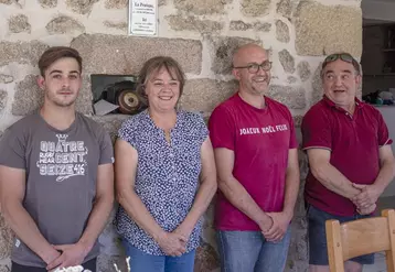 droite : Cyril Faurie et sa mère Francine, Sébastien Fonfreyde et Serge Faurie.