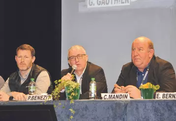 Patrick Bénézit entouré par Guillaume Gauthier, secrétaire général adjoint de la FNB (à gauche), et par Cédric Mandin, secrétaire général.