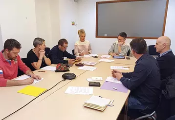 Assis autour d'une table, Aurélie Maillols et les représentants de la FDSEA Lozère discutent.