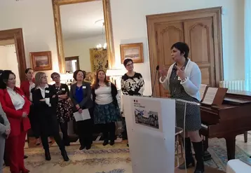 Séverine Bry s'exprime à un pupitre devant un parterre de femmes dans les salons de la préfecture de la Creuse.