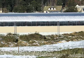 Un bâtiment agricole neuf sous la neige