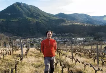 Marin Paquereau se tient au milieu de ses vignes, au-dessus du village d'Ispagnac