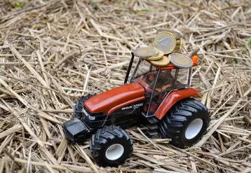 tracteur miniature avec des pièces de monnaies en euro