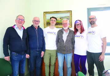 Cinq garçons, une fille habillée sportivement