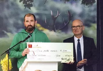 Ludovic Folcher reçoit un chèque des mains du président de la fédération de chasse de Lozère, André Thérond.