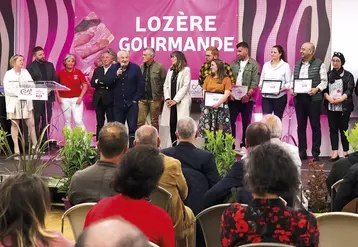 Des finalistes sur scène reçoivent leur trophée Lozère Gourmande lors de la cérémonie de remise des prix