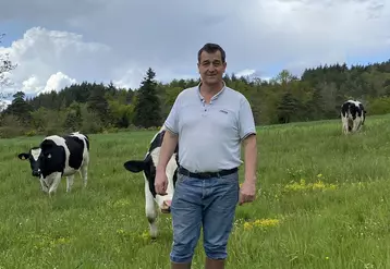 Eric Richard, président de la section laitière de la FDSEA43 avec ses vaches.