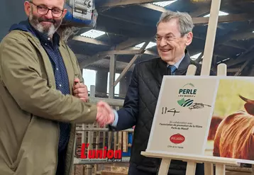 Poignée de main entre Jean-Paul Bigard et Bruno Dufayet. 