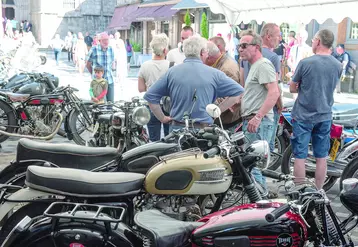 Des vieilles motos avec du public autour