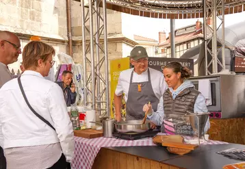 chefs cuisinier en démonstration dans une foire