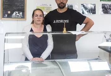 Clémence Mouret et Fabien Deltour dans leur nouveau magasin