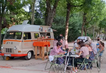 13 stands de produits fermiers avec ou sans dégustation étaient installées dans une allée du Jardin Henri Vinay au Puy.