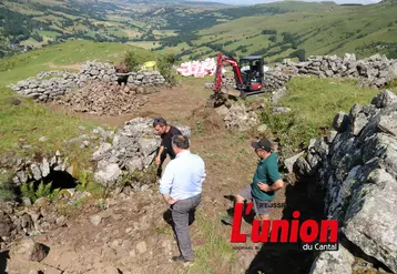 trois personnes au milieu de murs en pierre