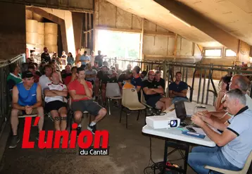 Un groupe de personnes assises 