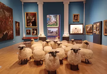 Au milieu de l'une des salles de l'exposition "A travers champs, modernité et ruralité", un troupeau de mouton bien gardé par les agents du musée eux-mêmes...