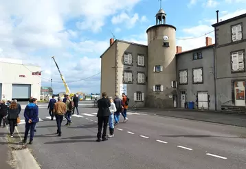 Des gens devant un bâtiment