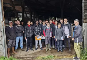 Un groupe de lycéens à l'entrée d'un bâtiment d'élevage