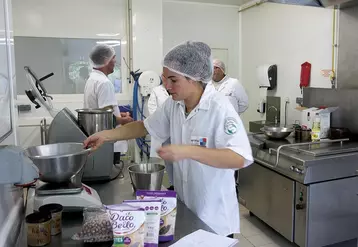 Dans l'atelier agroalimentaire, en plein essai culinaire