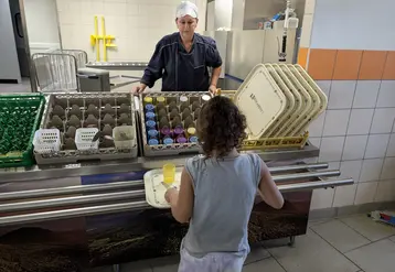 enfant cantine scolaire