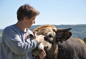 Femme avec vache de race aubrac.