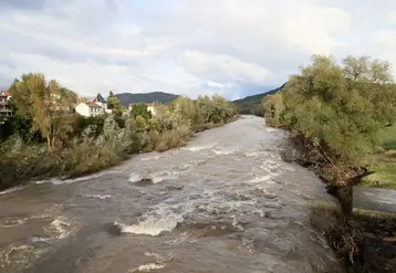 Cours d'eau en crue intense