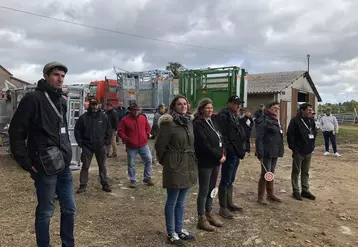 agriculteurs scrutant une démonstration de matériel