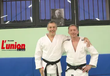 deux judokas en judoki au dojo