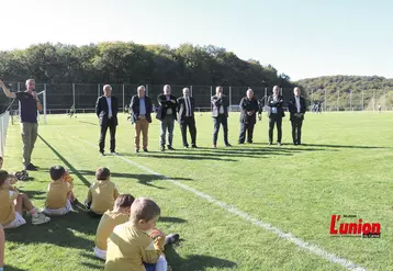 Jeunes footballeurs assis au stade de Parlan