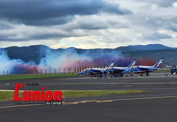 Les avions dans un panache de fumée tricolore