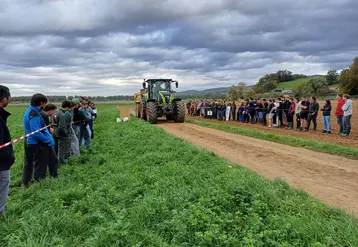 Deux systèmes de freinage ont été mis à l'épreuve : les double ligne hydraulique et pneumatique sur des ensembles "tracteurs-remorques" de même poids total roulant.