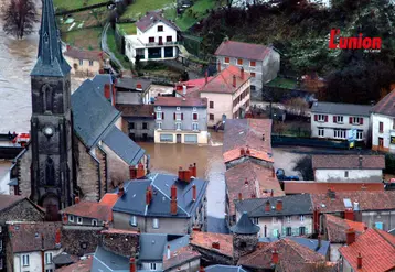 Ville vue du ciel inondée avec de l'eau entre les maisos-ns