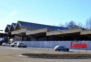 Le marché au cadran de Mauriac vu de l'extérieur