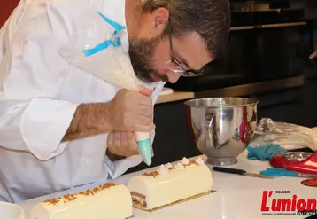 Pâtissier réalisant une bûche de Noël