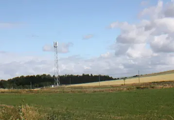 Paysages des antennes relais, installations électriques et éoliennes.