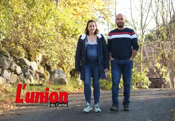 Une femme et un homme marchent