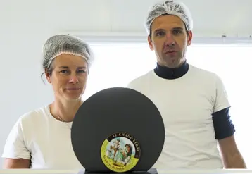 Mylène et Olivier Poveda, avec l'étiquette de leur Chaud'eyrac, médaillé d'or au premier championnat de France de fromages au lait cru