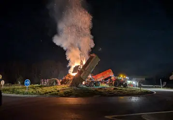 Un feu au milieu d'un rond-point la nuit