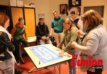 Un groupe de personnes autour d'une table. 