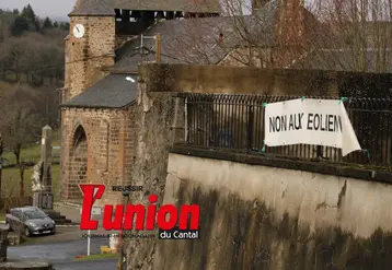 Le village de Cézens avec une banderole blanche