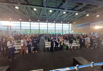 Ovation de la salle pour une organisation sans faille de ces 4e Assises de la FNPL de la part de la section lait de la FDSEA et du groupe lait JA de Haute-Loire.