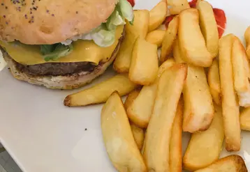 burger avec des frites.