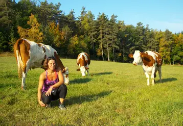 Cindy Souvignet avec ses montbéliardes à Grazac.