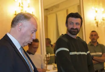 Le préfet de Lozère Gilles Quénéhervé aux côtés de Vincent Salanson, président du groupement de louveterie de Lozère