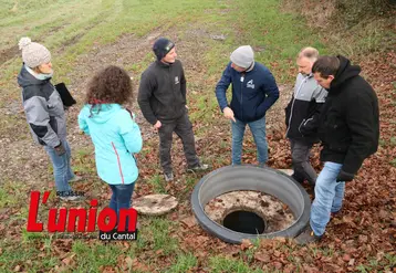 Un groupe de personnes autour d'un puits