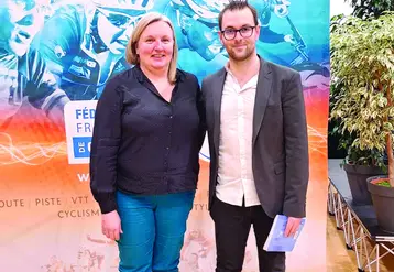 Une femme et un homme cote à cote.